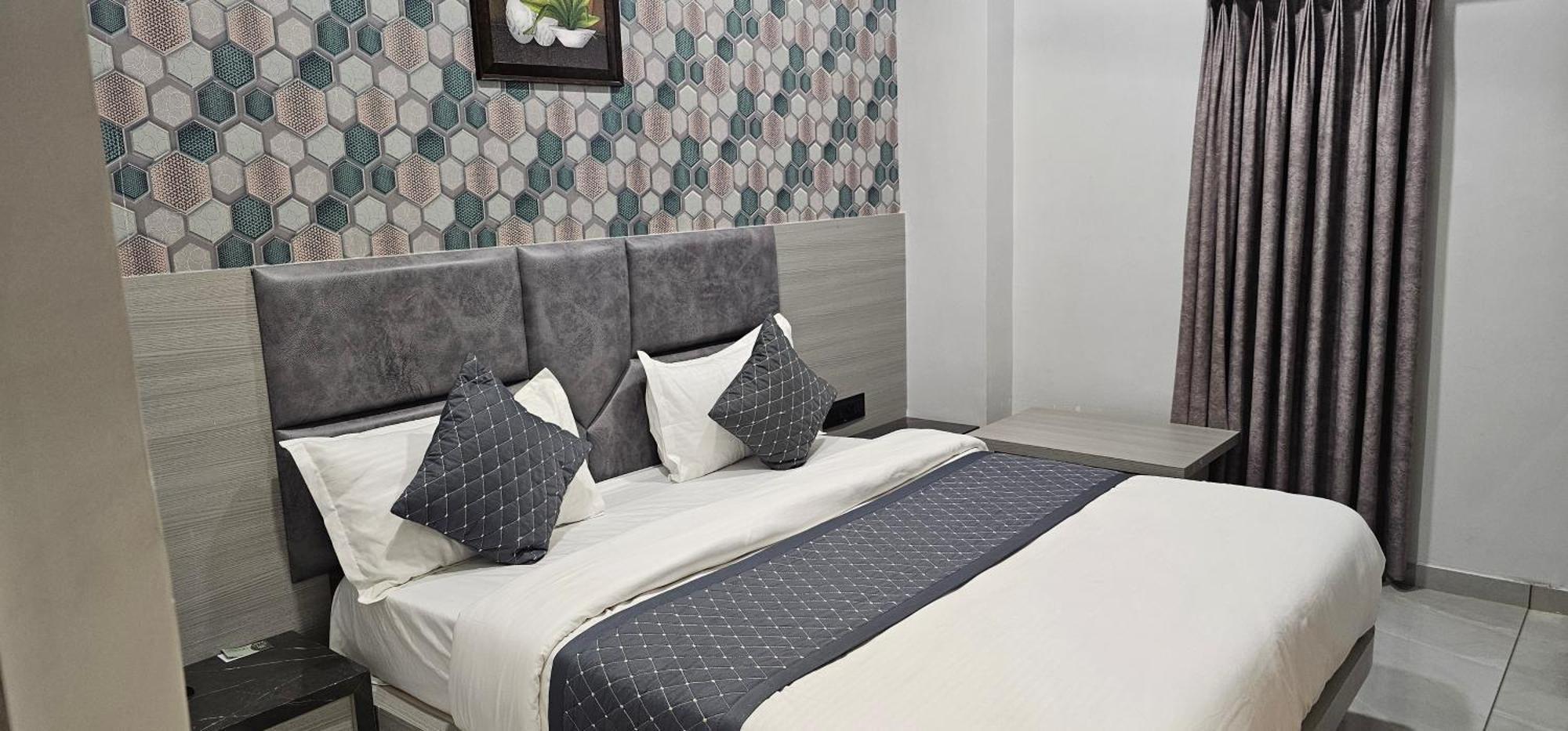 Hotel Allen Ahmedabad Bagian luar foto