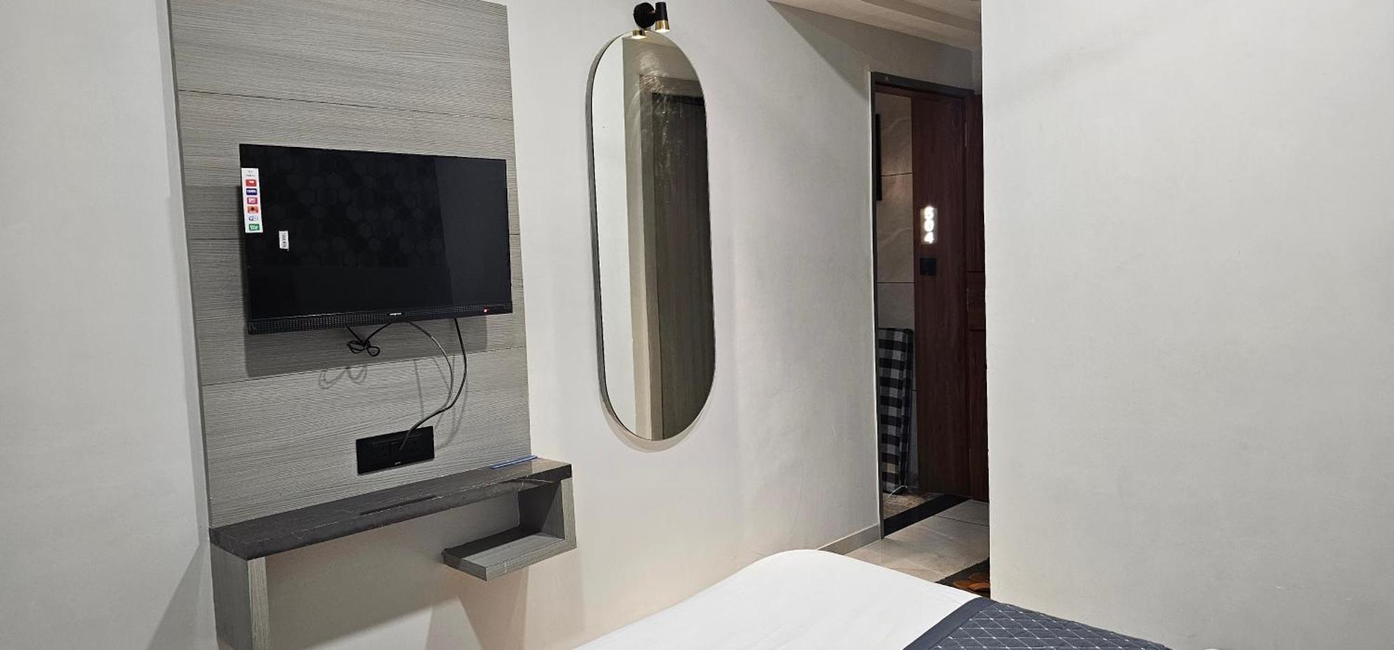 Hotel Allen Ahmedabad Bagian luar foto