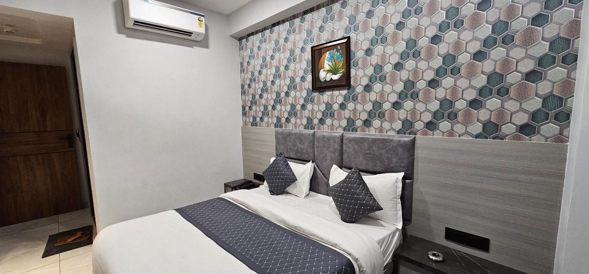 Hotel Allen Ahmedabad Bagian luar foto